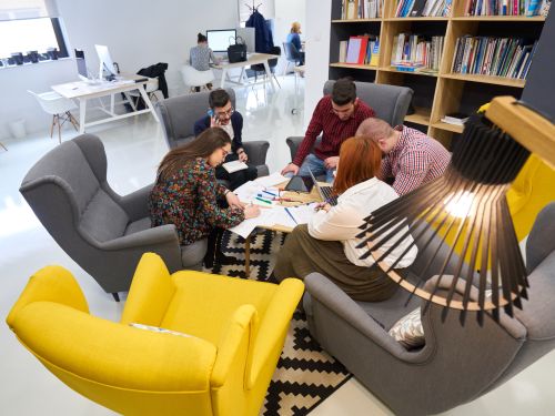 Étudiants autour d'une table