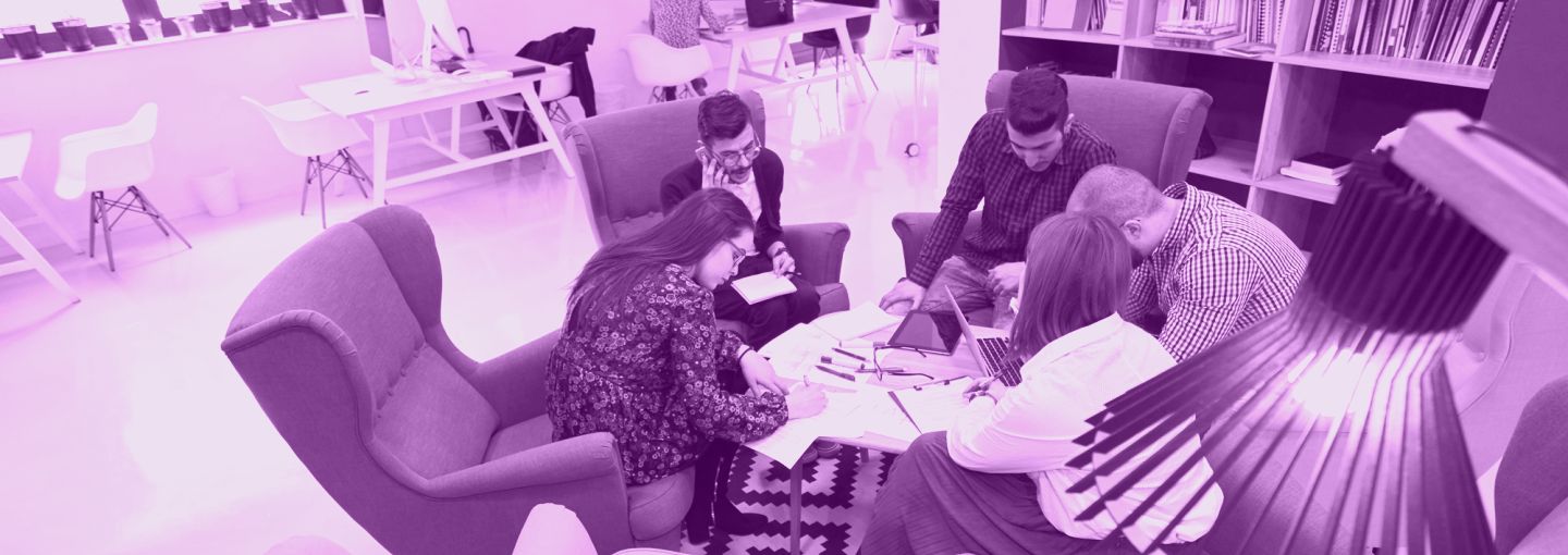 Étudiants autour d'une table